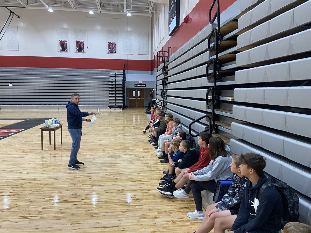 fca_br's tweet photo. Thank you to @Ericmmiller83 for coming in and sharing with our students today! He reminded us that no matter what trials or afflictions we might be facing; God is supreme and will help us prevail. https://t.co/K36d1LOrER