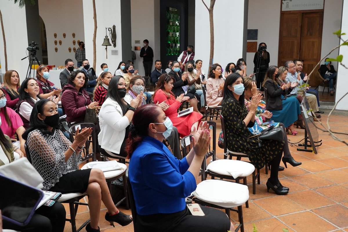 OPPMujer's tweet photo. Durante la 3era Sesión Ordinaria el Consejero Presidente del #IEEPuebla @MiguelAGarciaOn realizó 
la entrega de la Presidencia del #OPPMujer a la Magistrada @NormAngelik del @trielecpue 👏 enhorabuena.

🎀#OctubreRosa https://t.co/YtgeON5ar0
