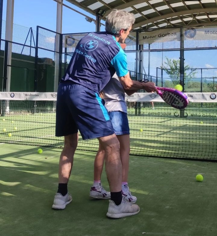 pvitoriana's tweet photo. @MotorGorbea @BMWEspana patrocinador oficial del club, viste a nuestros entrenadores 👕

Elegantes eh?😛😛

#tenis 
#tenispvtc 
#tuclubdetenisVG 
#bmw 
#bmwmotorgorbea 
#motorgorbea https://t.co/ZrzC1EUgOf