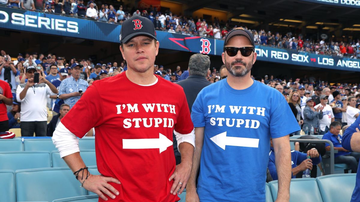 Un partido de béisbol. Dos tíos con dos camisetas estúpidas señalando al estúpido que les acompaña. 🔴Uno es Matt Damon, lo habréis reconocido. 🔵El otro, Jimmy Kimmel (a ese, a lo mejor, no) Pues se odian. Esta es la historia de una enemistad épica y esto es #MakeEmLaugh.