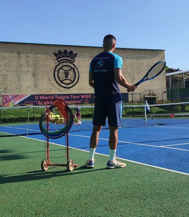 <a href="/MotorGorbea/">Motor Gorbea</a> <a href="/BMWEspana/">BMW España</a> patrocinador oficial de <a href="/pvitoriana/">Peña Vitoriana Tenis Club</a>, viste a nuestros entrenadores 👕

Elegantes eh?😛😛

#tenis 
#tenispvtc 
#tuclubdetenisVG 
#bmw 
#bmwmotorgorbea 
#motorgorbea