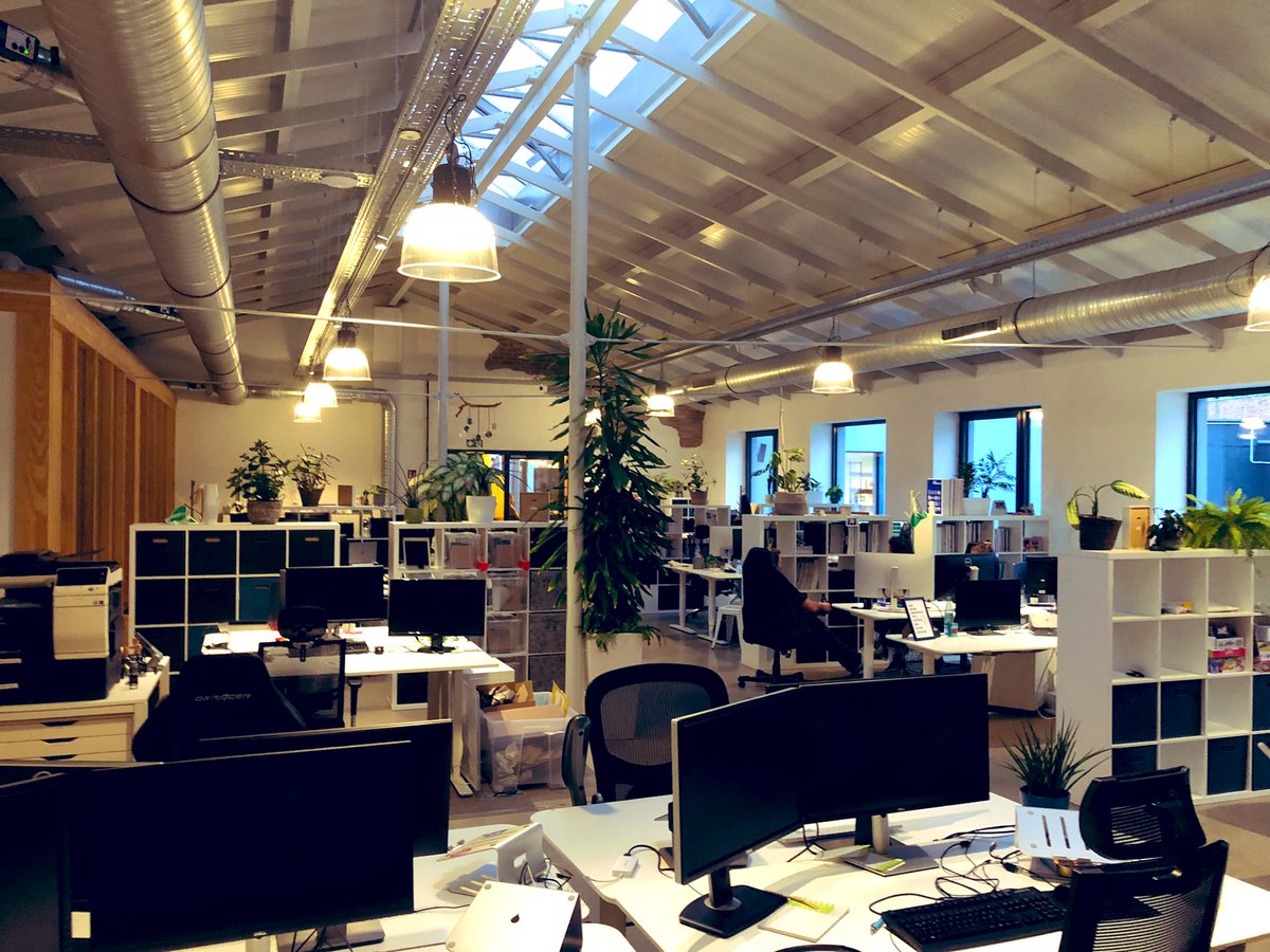 Alinbu's tweet photo. TIL: Dass es selbst mitten in einer Großstadt eine „Weide“ geben kann. 5 Schritte vom Hbf #Duisburg und ganz zentral. #KS36 @rheinschafe #TYPO3 #Coworking #Weide. https://t.co/4LY8pHKv8y