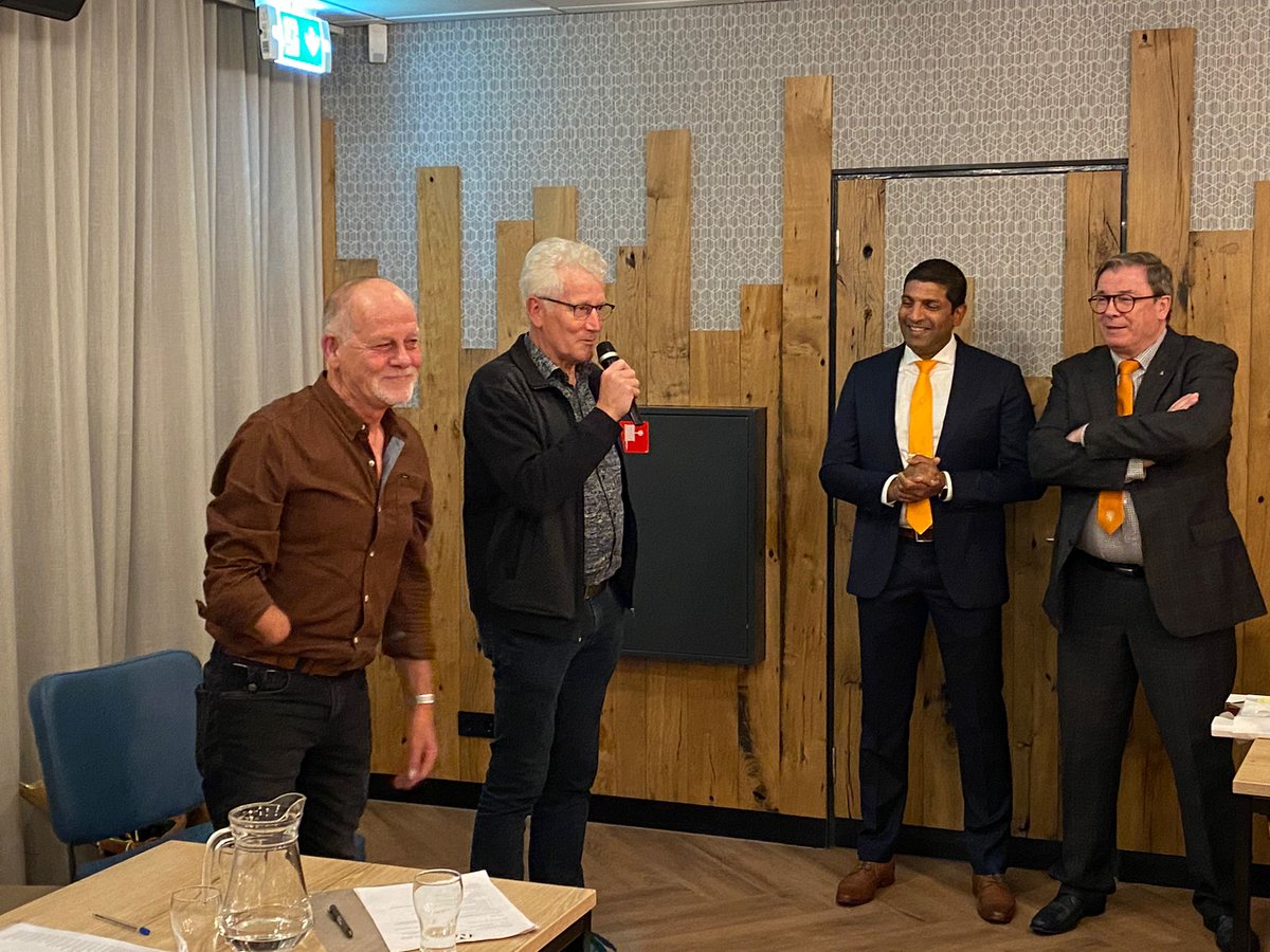 Jan Driessen van RKSV Meterik is benoemd tot Lid van Verdiensten van de KNVB voor zijn meer dan 40 jarige inzet als penningmeester,  scheidsrechter,  leider 1e elftal, etc. De bijbehorende versierselen werden uitgereikt door de KNVB-ambassadeurs Cash Bax en Jan Heijnen.
