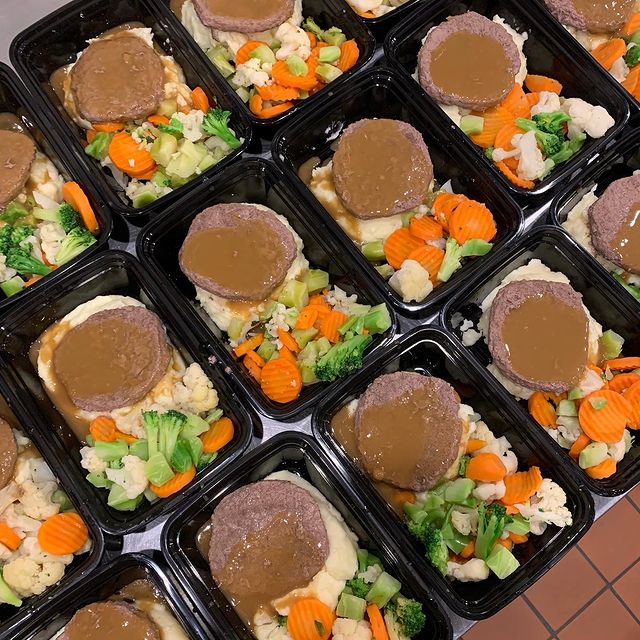 NWKDelivers's tweet photo. That mid-week meal prep. 😍 #NewarkWorkingKitchens has delivered over 1.4 million meals, and restaurants like @mcgoverns_tavrn continue to stay dedicated to our mission.
📸: @mcgoverns_tavrn https://t.co/HUb1dMV33n