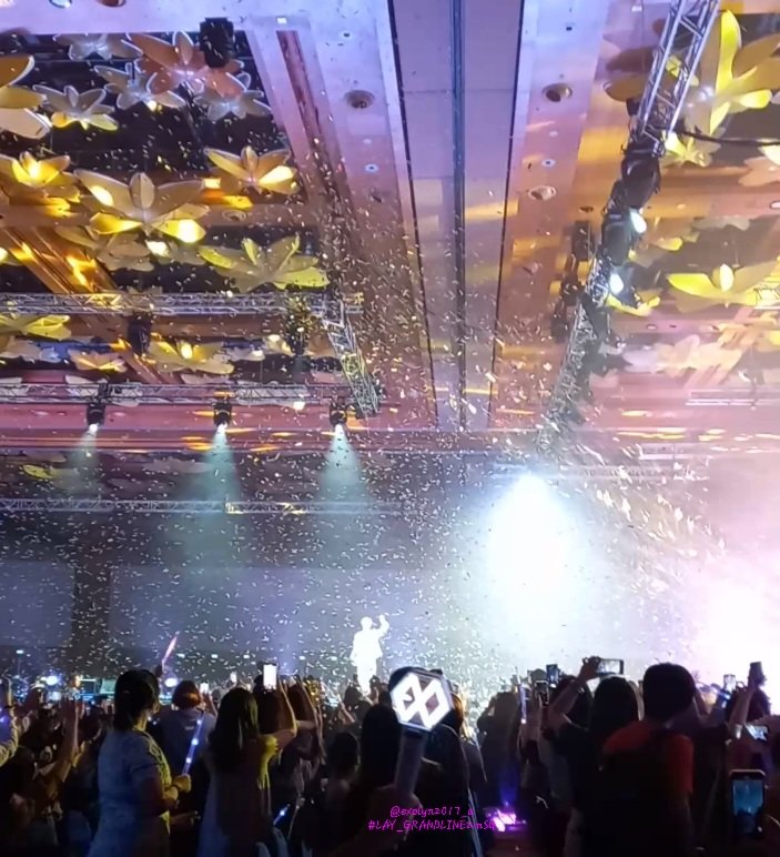 exolyn2017_a's tweet photo. My mobile's low quality cam, captured this moment with #EXO lightstick stands alone🥰thanks to the girl near in my seat💜💜💜

#LAY_GRANDLINE2inSG
@layzhang https://t.co/IZzxQGjkqg