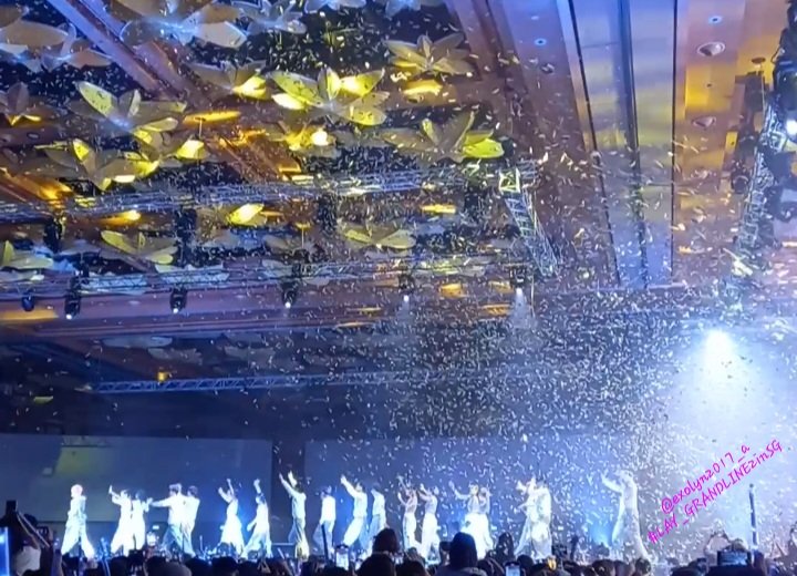 exolyn2017_a's tweet photo. My mobile's low quality cam, captured this moment with #EXO lightstick stands alone🥰thanks to the girl near in my seat💜💜💜

#LAY_GRANDLINE2inSG
@layzhang https://t.co/IZzxQGjkqg
