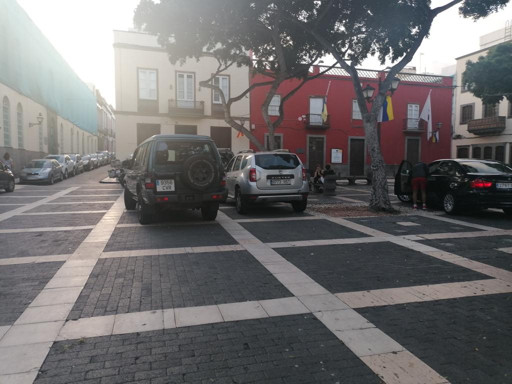 MARI_BICOT's tweet photo. @PoliciaLPA @policia en estos momentos en la plaza de Sto Domingo de Guzmán en Vegieta. Aparcamiento gratis encima de la plaza https://t.co/VRhAmkXo9C