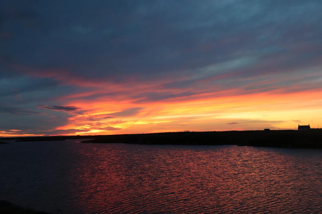 DomhnallI's tweet photo. Dol fodha na grèine a-nochd #redskyatnight https://t.co/HZS2cxIF5b