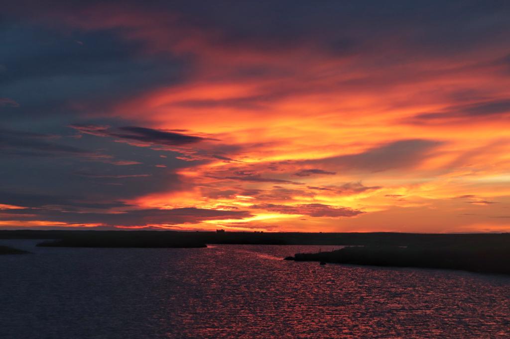 DomhnallI's tweet photo. Dol fodha na grèine a-nochd #redskyatnight https://t.co/HZS2cxIF5b