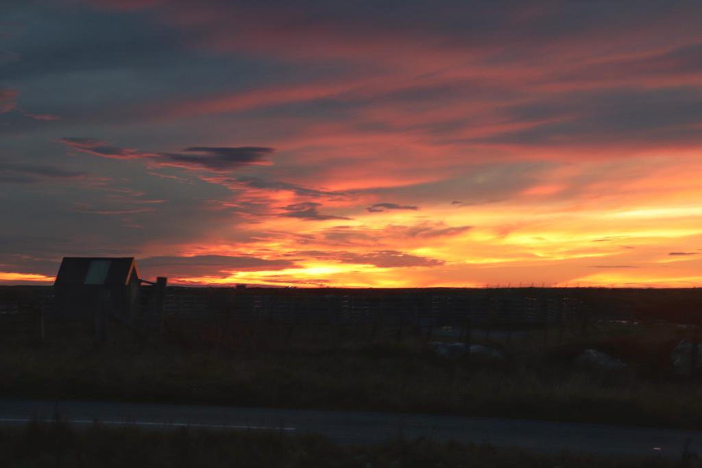 DomhnallI's tweet photo. Dol fodha na grèine a-nochd #redskyatnight https://t.co/HZS2cxIF5b