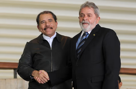 AndreLSilveira's tweet photo. O TSE MANDOU as pessoas não postarem mais fotos do lula com o Daniel Ortega, ditador da Nicarágua que manda fechar igrejas e prende padres como essa daqui.
É pra obedecer, viu? https://t.co/H3jySPhwnv