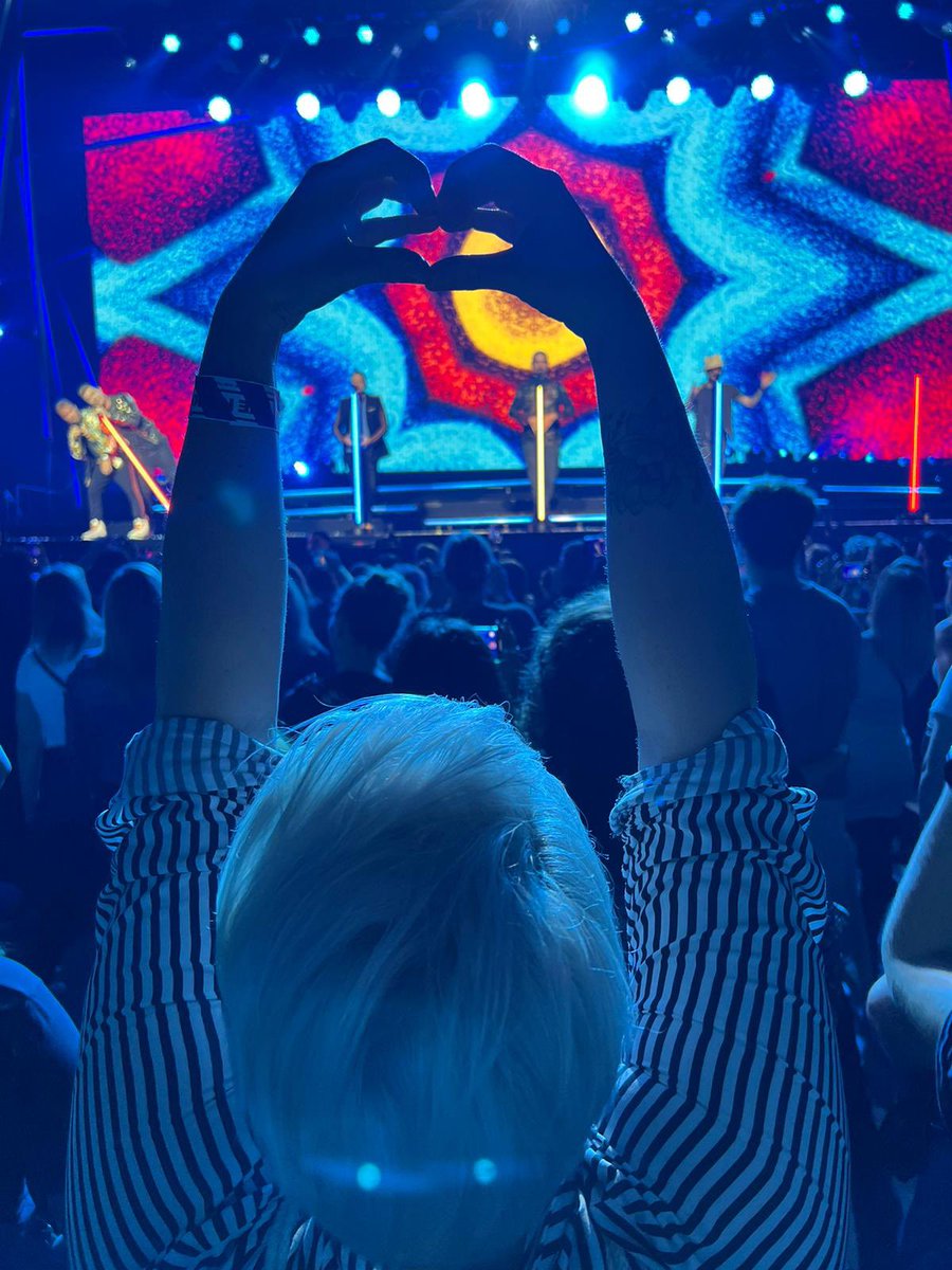 jenny_upunkt's tweet photo. I love you to the moon and back 😭@backstreetboys 🫶🏻🥹
@kevinrichardson @nickcarter @aj_mclean @howied @brian_littrell
#backstreetboys #dna #dnaworldtour #dnacircle #kevinscottrichardson #nickcarter #howied #ajmclean #brok https://t.co/fSCTQkrwim