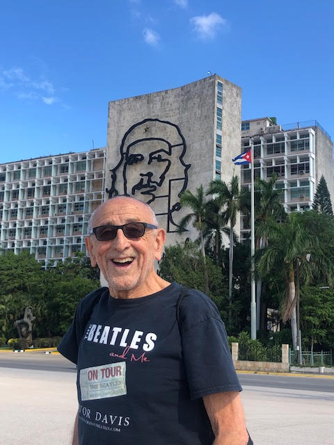 idavisbeatles's tweet photo. Hello internet! I am on a top secret assignment in #Cuba; My first ever and top of my bucket list. Revolutionary Che Guevara’s likeness adorns buildings. So stay tuned for more personal observations from the #Havana frontlines—-which is like no other place on earth. https://t.co/SJ4vwfC8rb