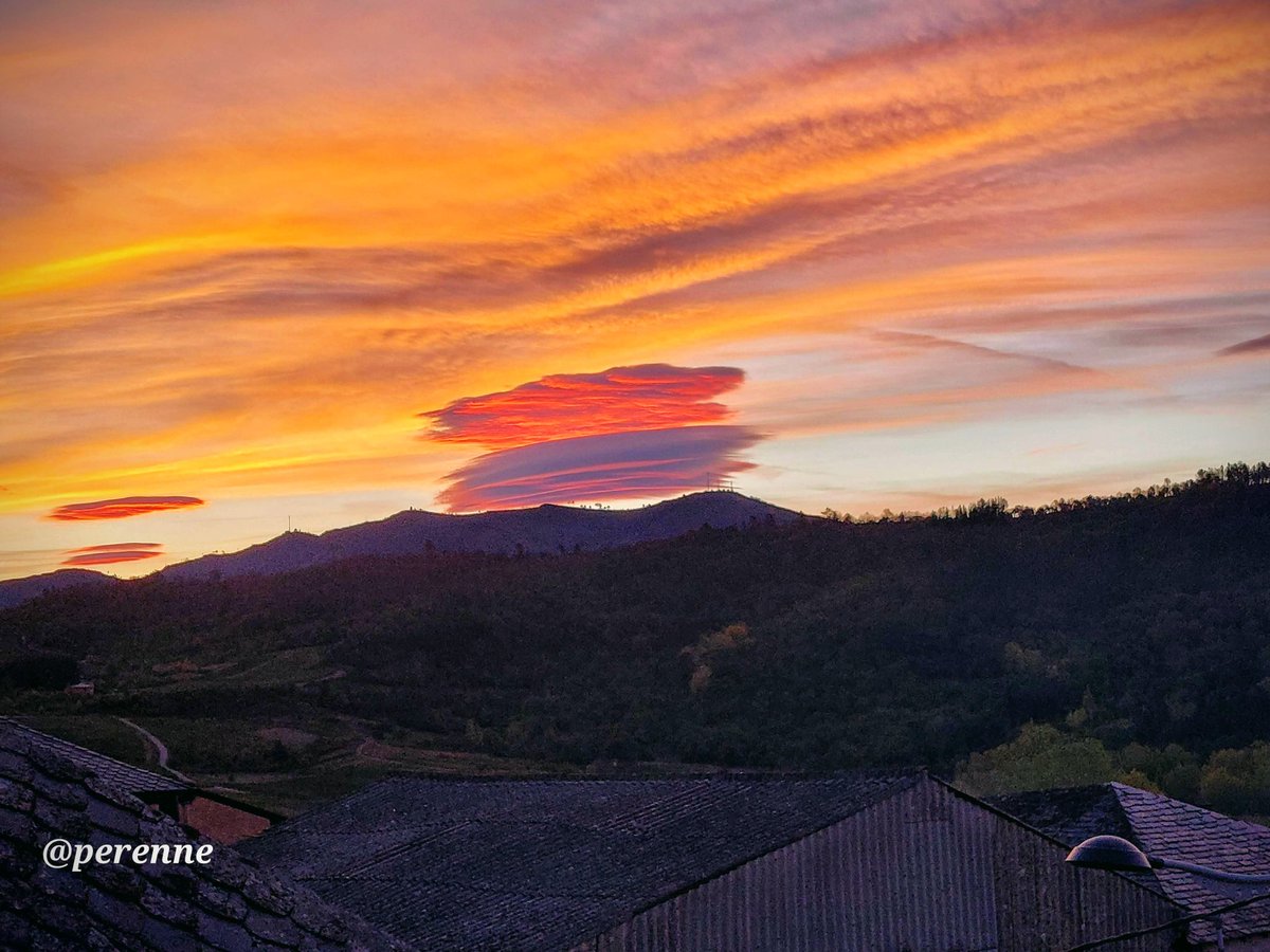 Perenne5's tweet photo. Colores inmensos, y distancias infinitas.
#BuenasNochesATodos https://t.co/xdmec0j28I