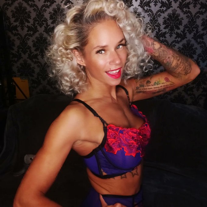 Retro feels today... #blonde #curls #lipstick #glowup #photoshoot #whatchthisspace https://t.co/cWi7<a href="/tag/blonde"class="tags">#blonde</a><a href="/tag/curls"class="tags">#curls</a><a href="/tag/lipstick"class="tags">#lipstick</a><a href="/tag/photoshoot"class="tags"><span>#photoshoot</span></a><a href="/tag/whatchthisspace"class="tags"><span>#whatchthisspace</span></a><a href="/tag/glowup"class="tags"><span>#glowup</span></a>