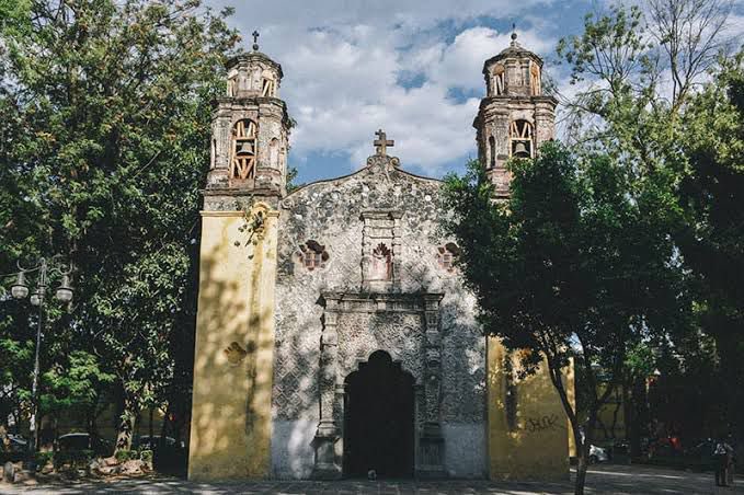 AnaLCepeda's tweet photo. Les recomiendo visitar la iglesia de la Concepción ¡La Conchita! Fue la primera iglesia de la Nueva España. 

Hernán Cortés pidió en 1523 se construyera sobre un altar tolteca. La fachada anuncia el inició del proceso de mestizaje que formó al México que conocemos. https://t.co/buPsX99WqC