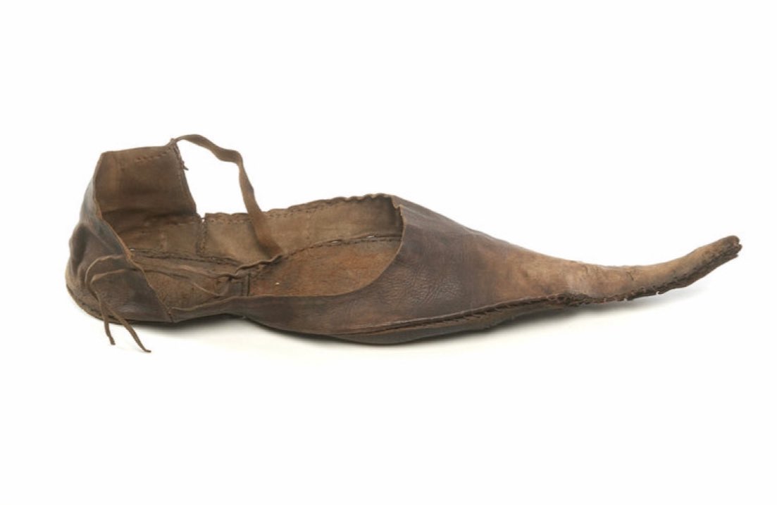 seerineeee's tweet photo. siento que Timothee Chalamet y este zapato medieval tienen la misma energía https://t.co/rqGqzAaS5Y