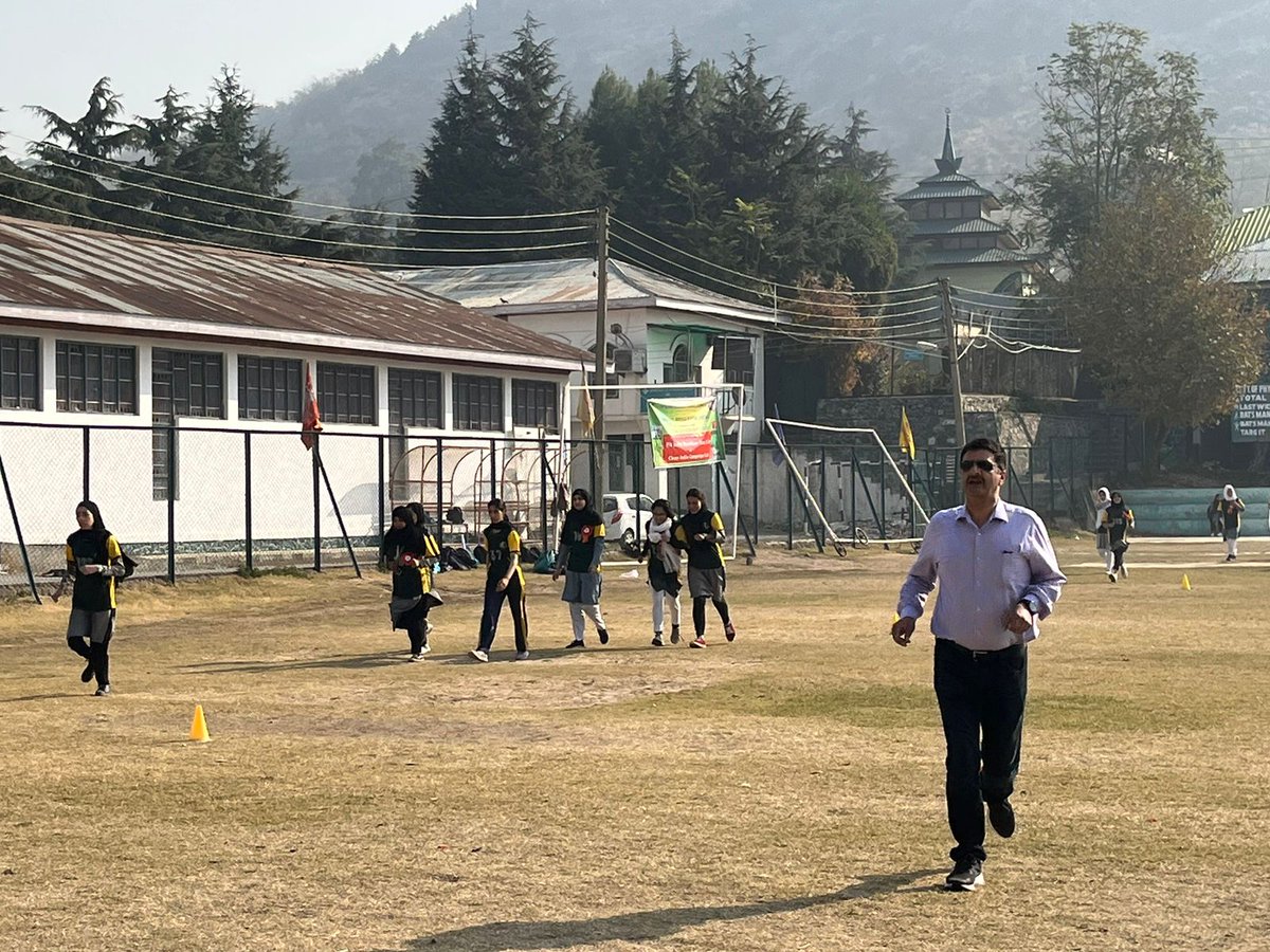 nss_icsc's tweet photo. Under the Umbrella of ongoing FIT INDIA FREEDOM RUN 3.0,today NSS UNITS organised 1000 metre Run for Girls of the clg.Around 80 girls participated in the https://t.co/OU0Kife0IJ.AYNAA SHAH,Ms.AAMINA &amp; Ms.MARIYA JEELANI of were adjudged for 1st, 2nd &amp; 3rd Position respectively. https://t.co/RVCP9JFmtx