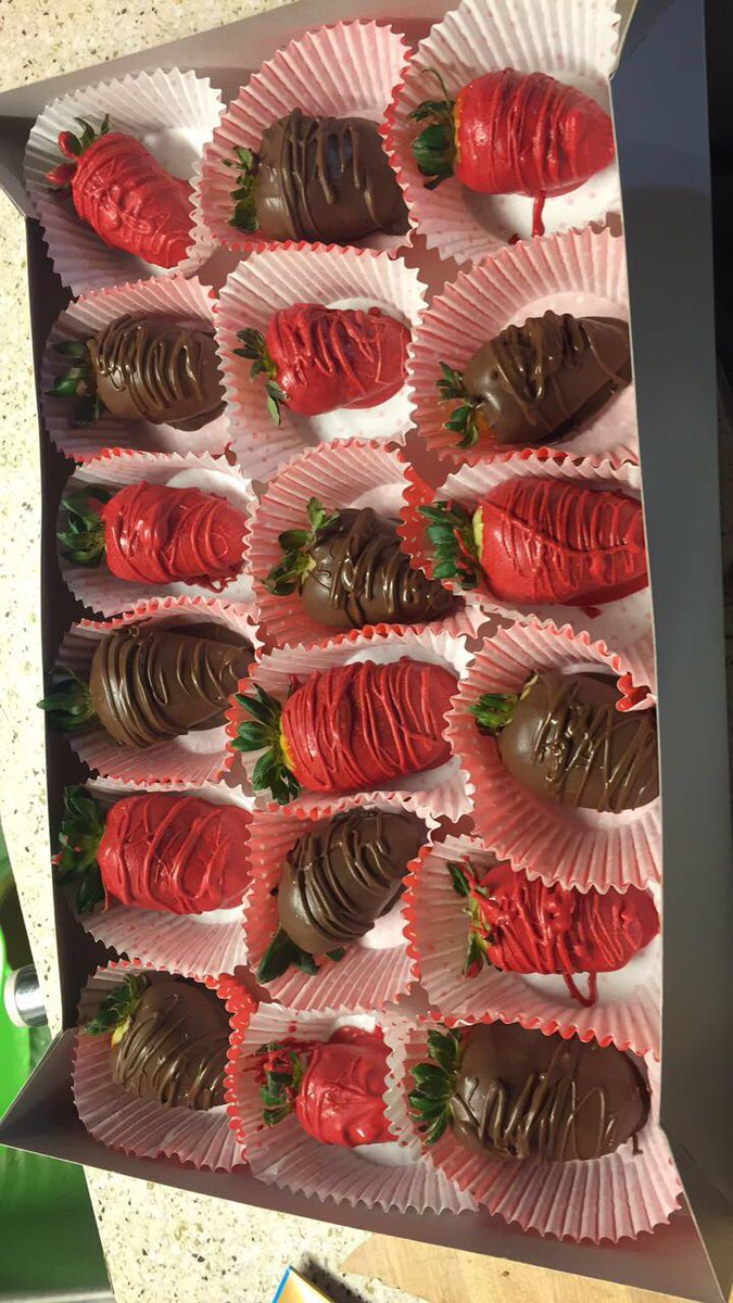 _TigerTreats's tweet photo. Nobody:
Me: I’m in the mood for some chocolate covered strawberries 🍓🍓🍓🤗🤗 https://t.co/rYDqHFUsiS