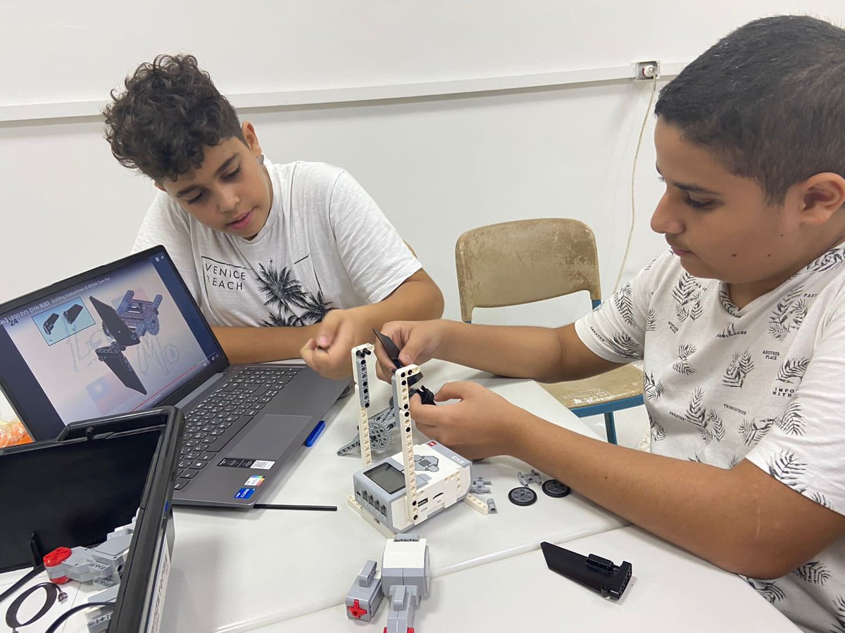 EdtechRhhs's tweet photo. BE8-C Ss building their #fan robot
#coding #EV3Lego @LEGOEV3 @RHHS_Saida https://t.co/3nQinWTm9e