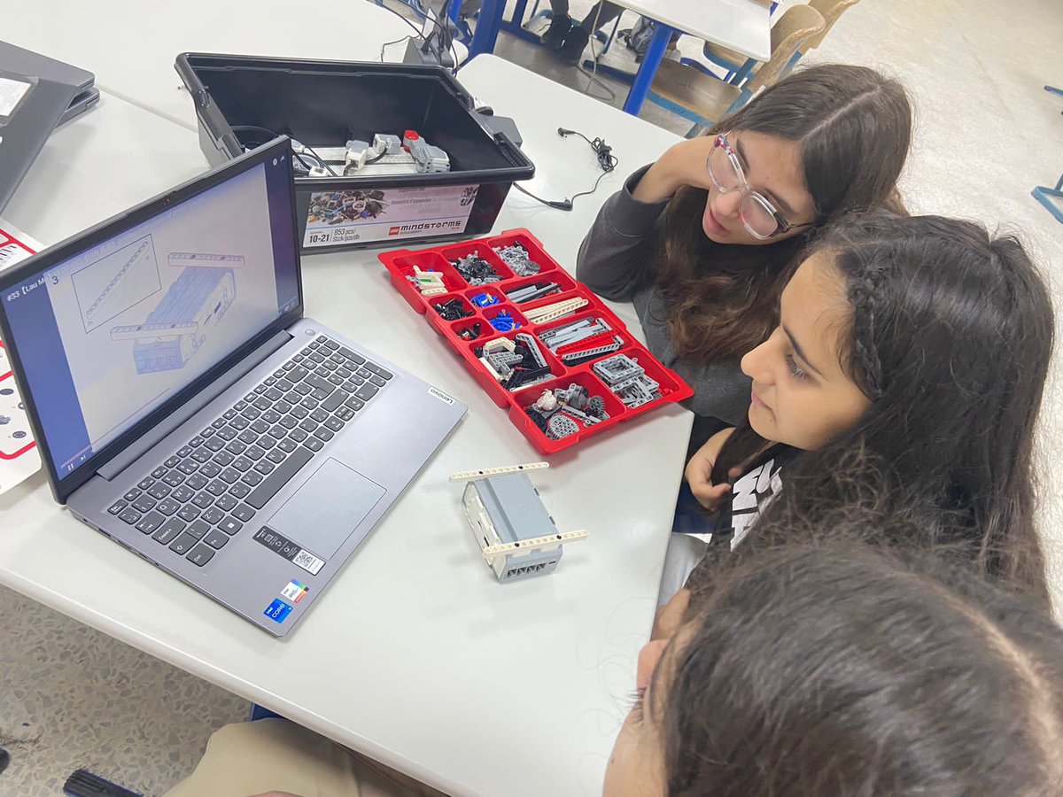 EdtechRhhs's tweet photo. BE8-C Ss building their #fan robot
#coding #EV3Lego @LEGOEV3 @RHHS_Saida https://t.co/3nQinWTm9e
