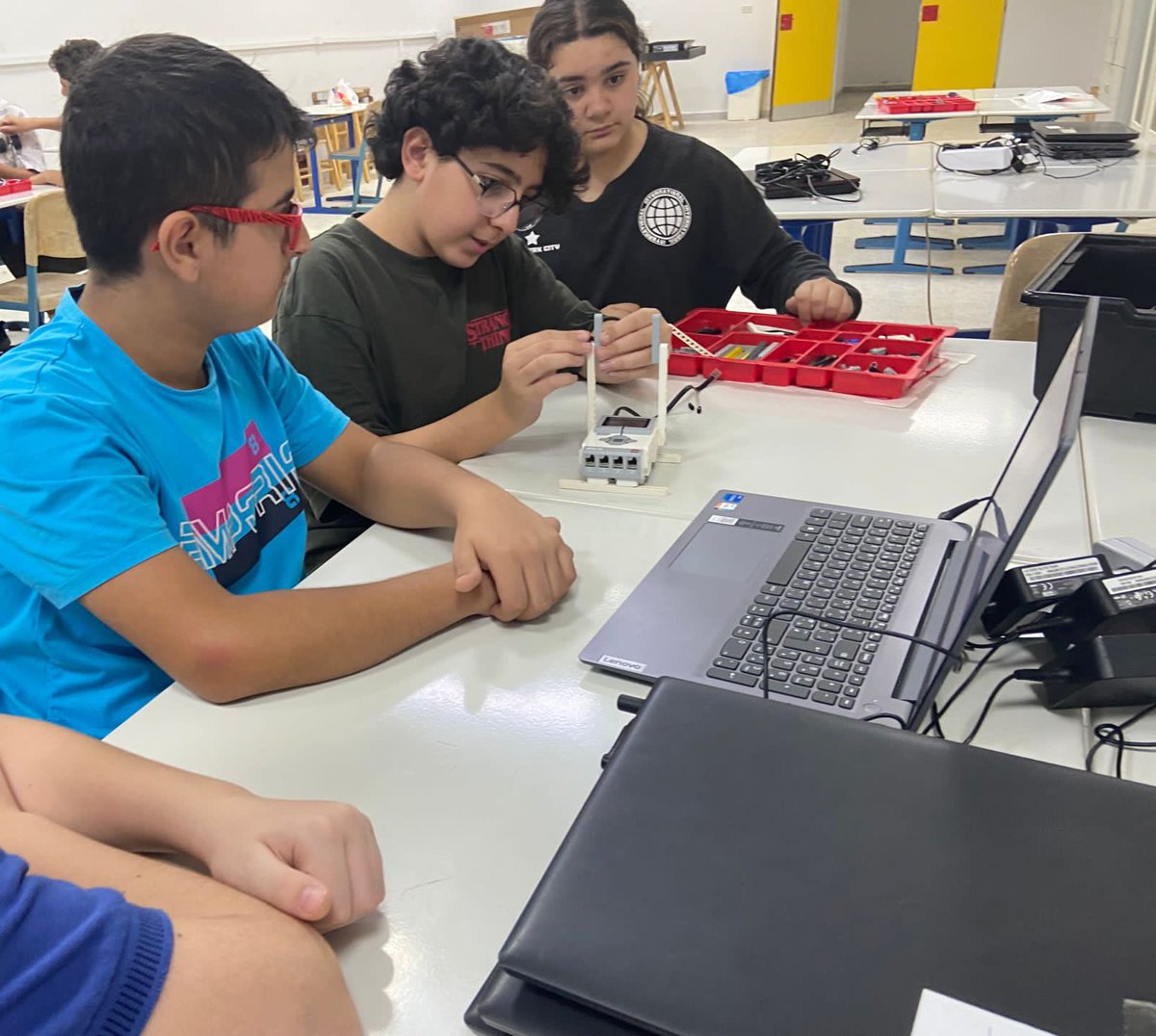 EdtechRhhs's tweet photo. BE8-C Ss building their #fan robot
#coding #EV3Lego @LEGOEV3 @RHHS_Saida https://t.co/3nQinWTm9e