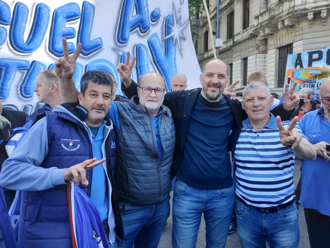 fe_uta's tweet photo. 📸🔙Así fue nuestro 17 de Octubre, entre compañeros, pares, leales a los únicos principios que nos sacarán adelante 💪
✌️#díadelalealtad #17deOctubre🇦🇷
#trabajadores #UTA🚌 https://t.co/FAzYieevxc