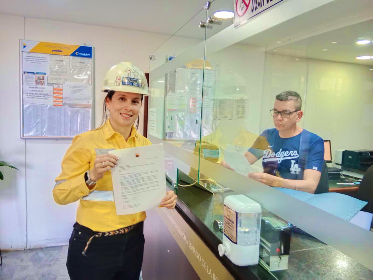 Adrylinsalcedo's tweet photo. Esta mañana radicamos la petición de mas de 15 mil colombianos mineros que buscamos una reforma tributaria que garantice nuestro trabajo y nuestro desarrollo #SomosPromineria #NoALaReformaTributaria https://t.co/cI8ysPSQok