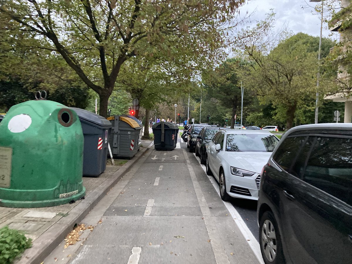 Kaixo <a href="/DonostiakoUdala/">Donostiako Udala</a>, badakigu Javier Barkaiztegiko errepidea birkonpondu duzuela, baina lanak bukatzean (gaur iada margotuta eta trafikoari irekita zegoen), bidegorria zaborontzi batekin guztiz oztopatuta uztea ez zaigu iruditzen "ahaztutako zerbait" izan daitekela.