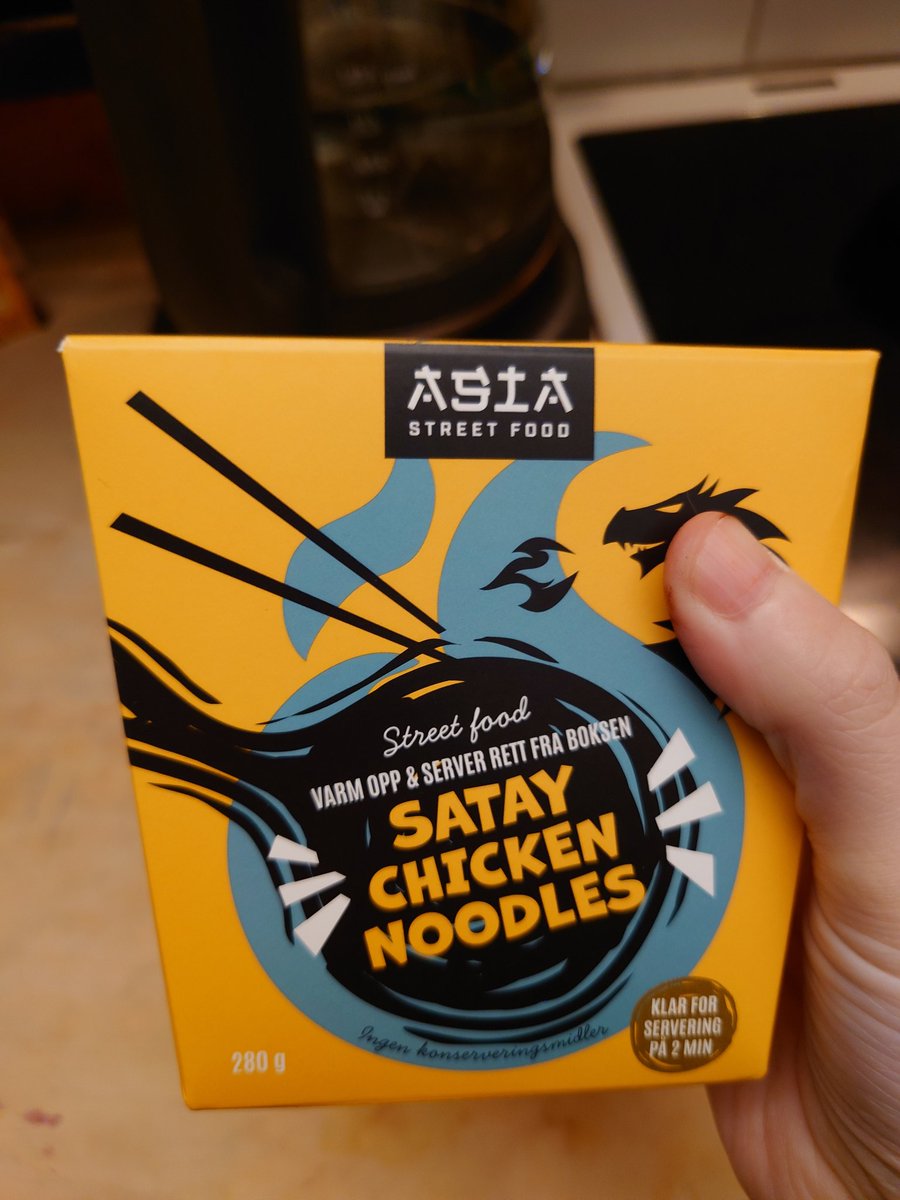 karinargh's tweet photo. Fant denne på rema. Inni er nudler og saus i to poser som skal åpnes og helles tilbake i boksen, deretter mikrobølges. Fancy liten plastspork, helt uegnet for spaghettitjukke nudler. Ligner litt på spag ala capri. Smaker VELDIG mild satay, trenger sriracha. Jevnt over døll https://t.co/azMXcEuQNa