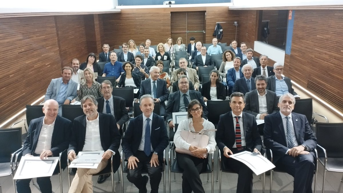 👏Avui hem distingit amb medalles commemoratives els col·legiats/des que enguany han complert 50 anys de col·legiació. També hem lliurat insígnies i diplomes de reconeixement als que aquest 2022 fa 25 anys que són col·legiats/des. Gràcies pel vostre suport i compromís!