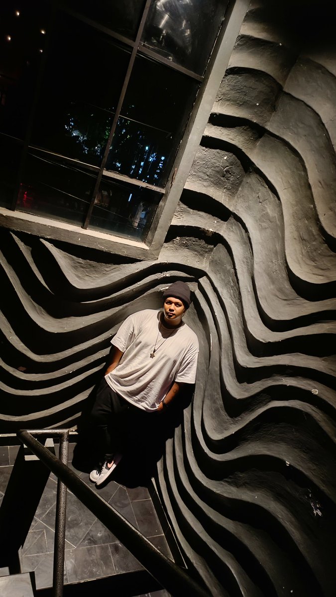 Flip9i's tweet photo. Waiting on the corner katanya https://t.co/aCYT4B7UE0