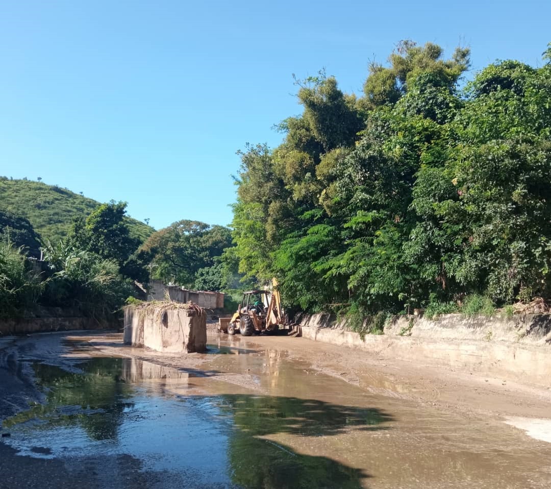 La Alcaldesa <a href="/LolimarPSUV/">Lolimar Montilla</a> se mantiene desplegada en el municipio Bolívar, en este sentido, a través del equipo de Ingeniería Municipal continúan con la limpieza de la Quebrada de Pipe 
#PuebloUnidoYActivos 
<a href="/NicolasMaduro/">Nicolás Maduro</a>