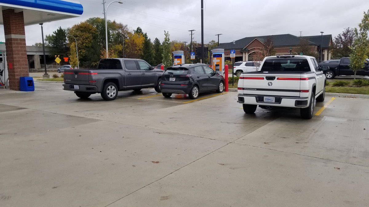 Autoline's tweet photo. SPOTTED a couple of @LordstownMotors #endurance trucks charging. While they're made in Ohio the company's R&amp;D center is in Michigan not far from the Autoline studio. Talked to one of the drivers and he said it was his first day. https://t.co/etMSpWZlnM