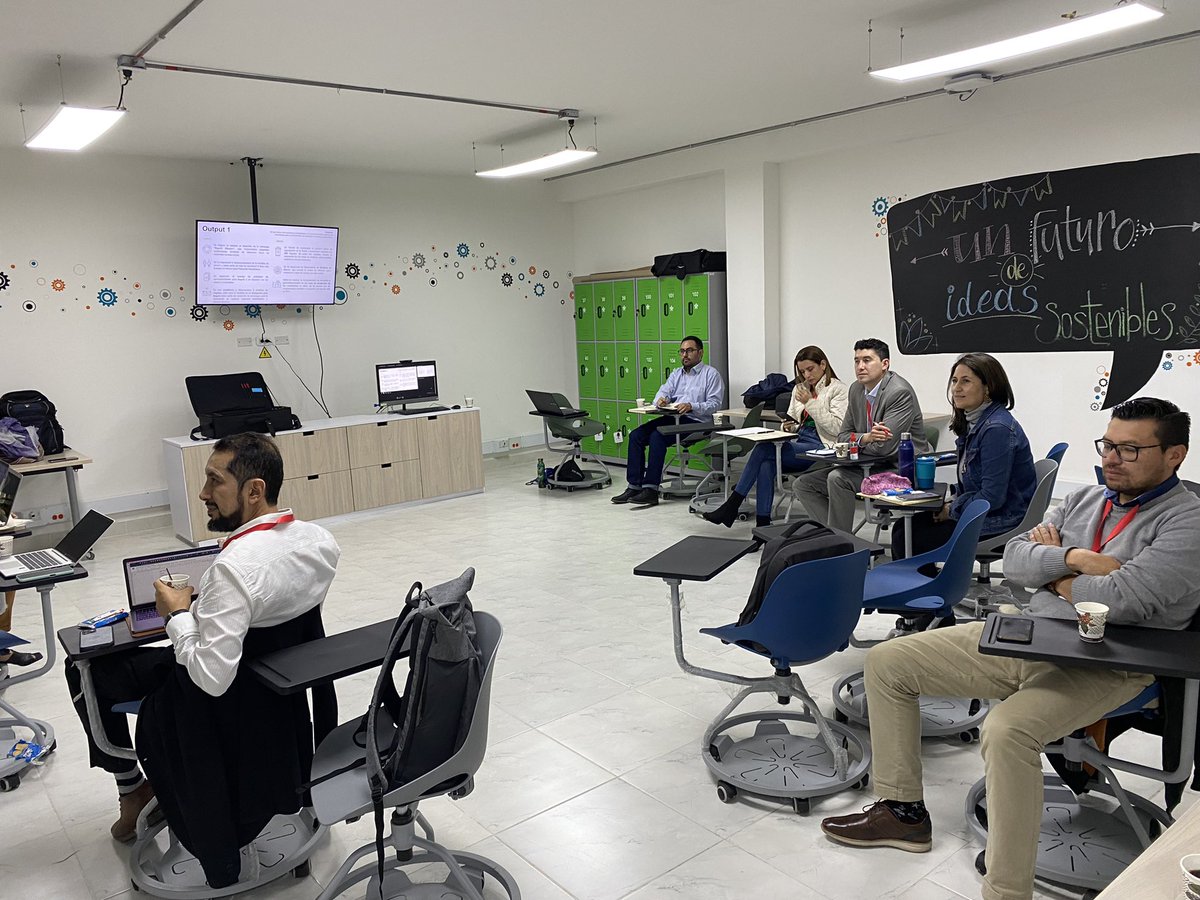 fabiohero1's tweet photo. Hoy recibimos delegación del gobierno de Ecuador y GIZ Ecuador para una transferencia de conocimiento sobre economía circular @SENADttoCapital @giz_colombia @GIZEcuador https://t.co/ZuqCbskmtO