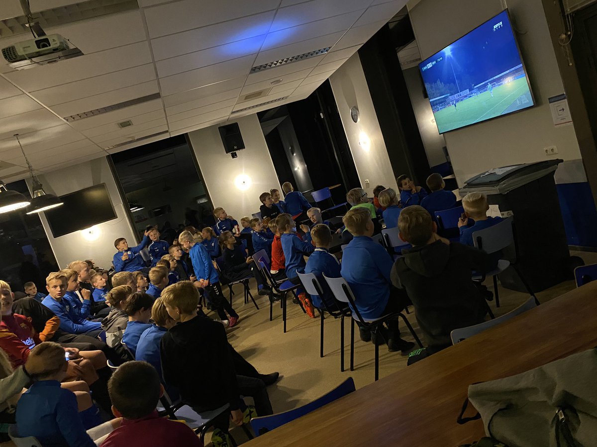MariekePS's tweet photo. Mooie afsluiting van Omlandia’s twaalf uurtje. Na een fantastische voetbaldag kijken ruim 80 kinderen naar #dorgro in de kantine van @vv_omlandia 💚 https://t.co/4OhtZepaJo