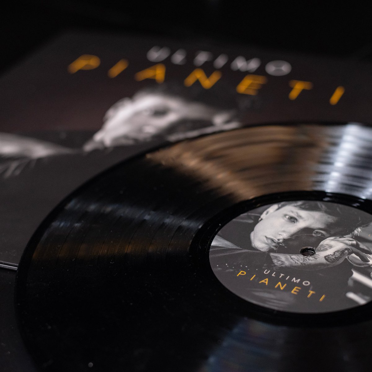 Honiro's tweet photo. Il vinile di "Pianeti" è l'articolo più venduto di Ottobre su https://t.co/qey4UN3Pit ❗️✅️ se lo prendete entro fine mese ricevete anche un secondo item in omaggio di Ultimo #honirostore https://t.co/qt36ajYGrY