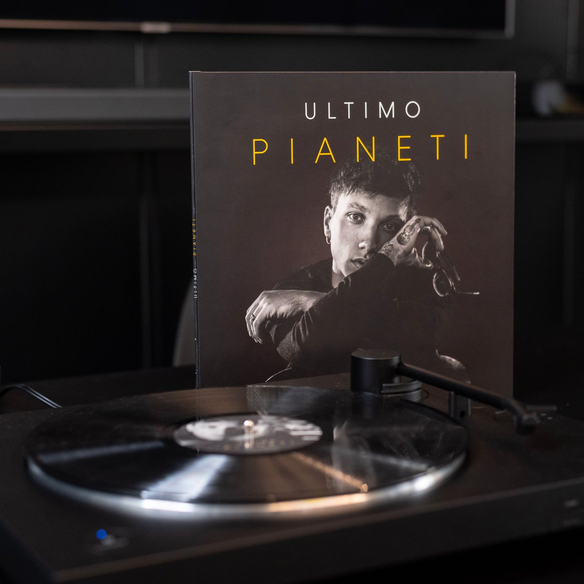 Honiro's tweet photo. Il vinile di "Pianeti" è l'articolo più venduto di Ottobre su https://t.co/qey4UN3Pit ❗️✅️ se lo prendete entro fine mese ricevete anche un secondo item in omaggio di Ultimo #honirostore https://t.co/qt36ajYGrY
