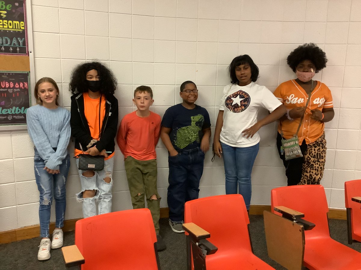 SmallwoodMS's tweet photo. Smallwood Bulldogs wear orange for Unity Day! We want to end bullying &amp; together we can! #ccpsunityday22 https://t.co/JqGpRNATS1