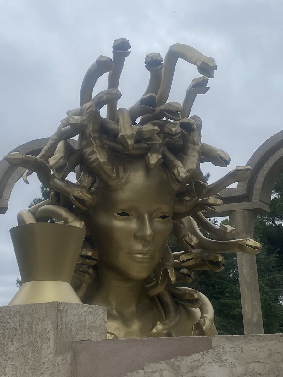 +yok ya çok iyi insan
O sırada kafasının içi sjndjdjdjdndn