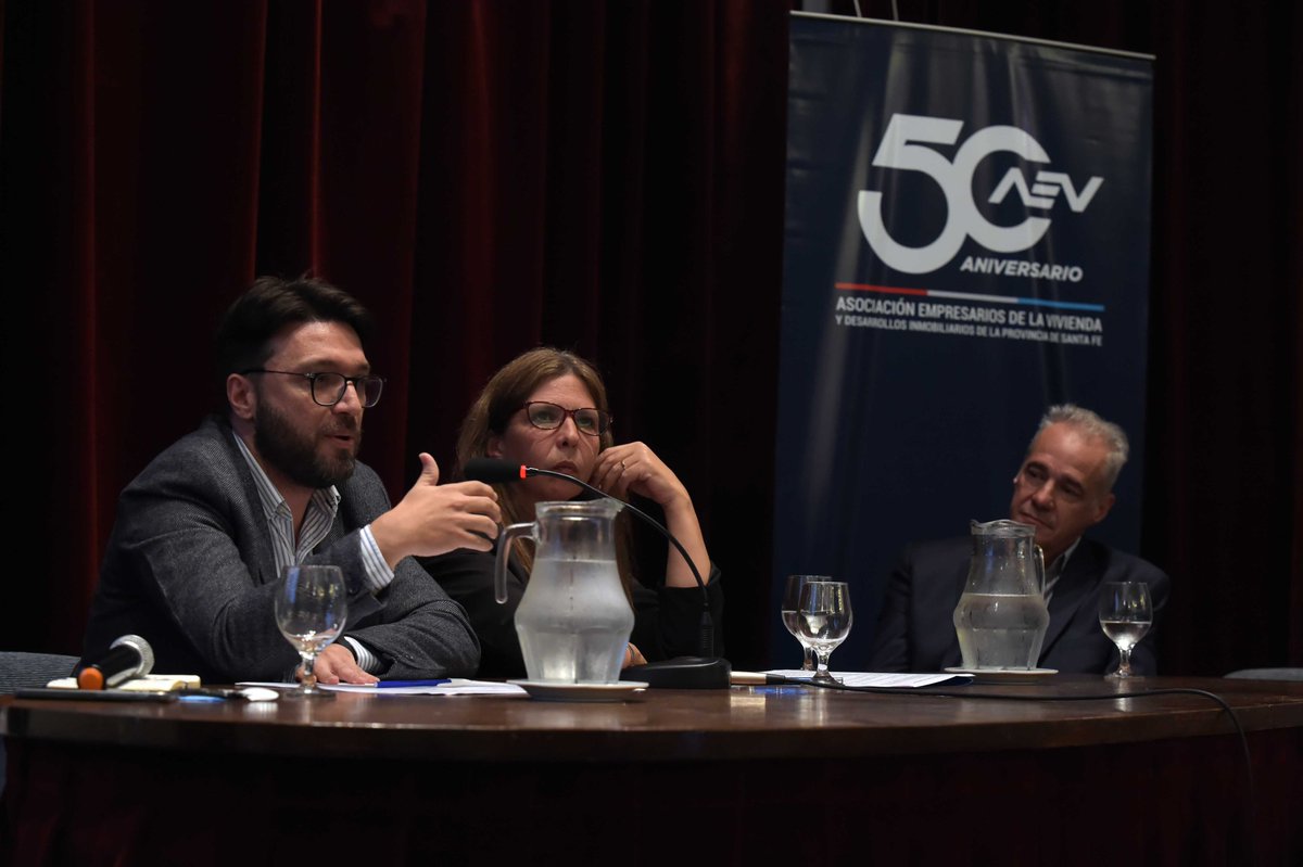 Ayer los investigadores Hernan Lapelle y Paula Bascolo participaron junto a Mariano Galindez y Andres Gariboldi del Panel Construir con certezas, en el marco del Evento MIRADAS QUE CONSTRUYEN organizado por la AEV.