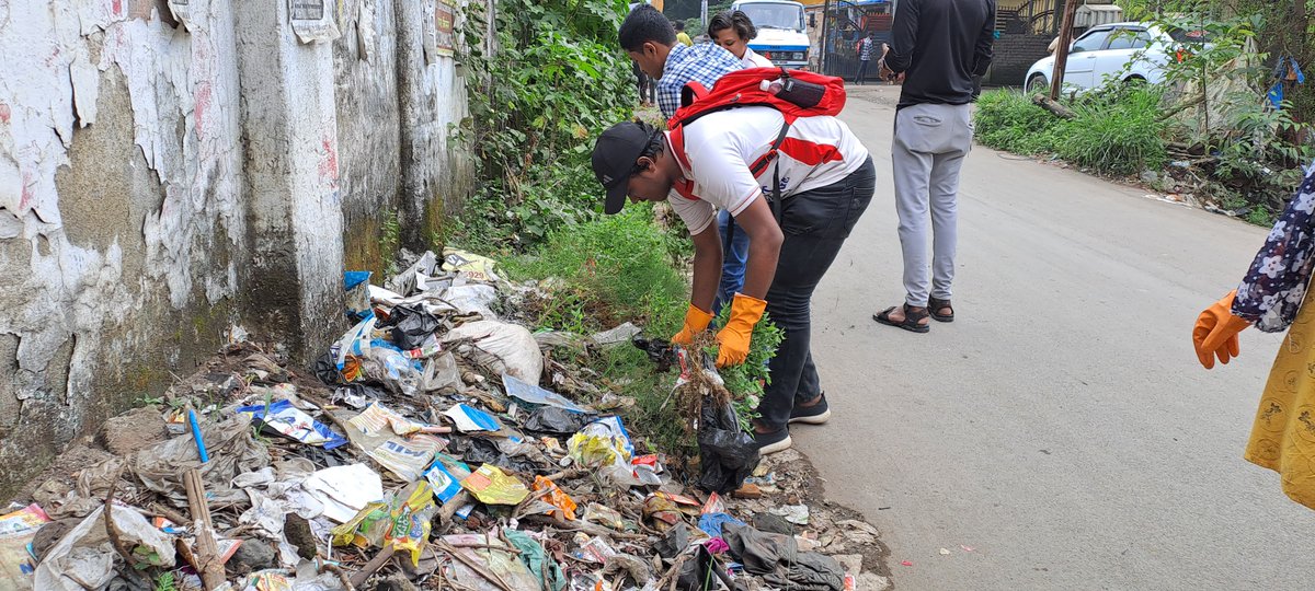NssSst's tweet photo. Today S.S.T College, Ulhasnagar NSS Unit conducted Swachhata Abhiyan at Venus Chowk, Netaji Chowk under Clean India Campaign on 19th October 2022.
#SwachhBharat2022 #CleanIndiaCampaign2022 #MyCleanIndia #Cleanliness #PMModi @_NSSIndia @nss_uom @MaharashtraNSS @PMOIndia @PMOIndia https://t.co/hc0mahT7YX