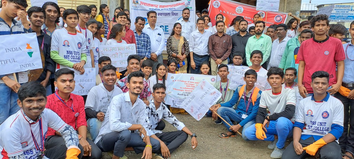 NssSst's tweet photo. Today S.S.T College, Ulhasnagar NSS Unit conducted Swachhata Abhiyan at Venus Chowk, Netaji Chowk under Clean India Campaign on 19th October 2022.
#SwachhBharat2022 #CleanIndiaCampaign2022 #MyCleanIndia #Cleanliness #PMModi @_NSSIndia @nss_uom @MaharashtraNSS @PMOIndia @PMOIndia https://t.co/hc0mahT7YX
