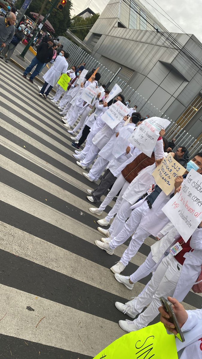 Medsenformacion's tweet photo. Desde el Colectivo de Médicxs en Formación exigimos #JusticiaParaFer quien el día de ayer fue sustraído del HR. 1º de Octubre del ISSSTE injustamente por llevar con él su material de trabajo por no contar con un lugar en dónde guardarlo. 
Créditos de las fotos: @Dra_danirg https://t.co/KP9KJaxTz5