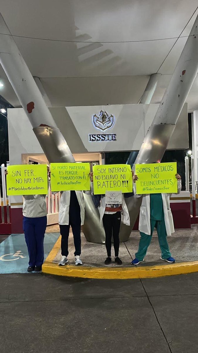 Medsenformacion's tweet photo. Desde el Colectivo de Médicxs en Formación exigimos #JusticiaParaFer quien el día de ayer fue sustraído del HR. 1º de Octubre del ISSSTE injustamente por llevar con él su material de trabajo por no contar con un lugar en dónde guardarlo. 
Créditos de las fotos: @Dra_danirg https://t.co/KP9KJaxTz5