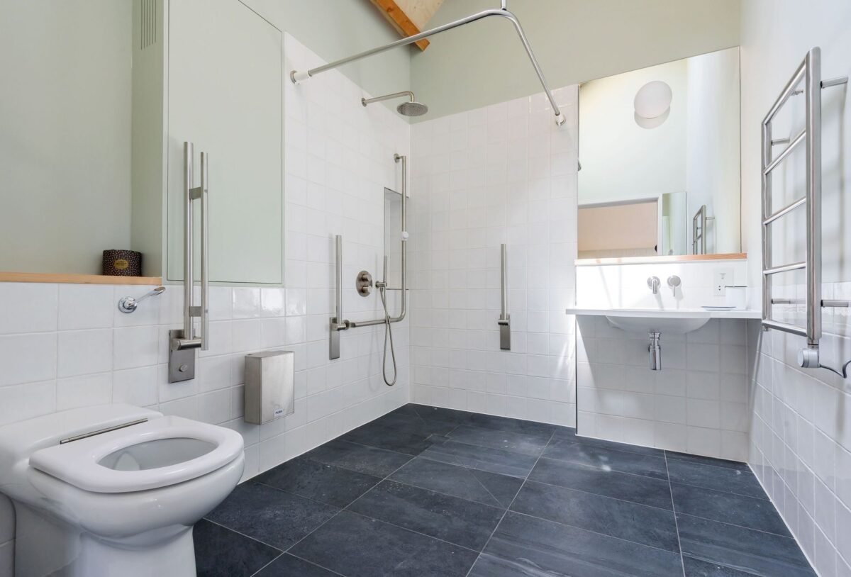 AccessibleHols1's tweet photo. New! Wraxall Yard in #Dorset has 5 luxury barn conversions with accessible kitchens, profiling beds, wet-rooms, and 1 with ceiling hoist. The entire farm is step-free and guests can enjoy a pretty riverside wheelchair-accessible boardwalk #dogfriendly https://t.co/G8OAzInjJT https://t.co/7JjDLKOlMo