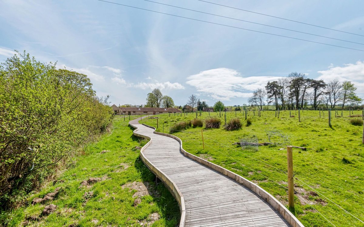 AccessibleHols1's tweet photo. New! Wraxall Yard in #Dorset has 5 luxury barn conversions with accessible kitchens, profiling beds, wet-rooms, and 1 with ceiling hoist. The entire farm is step-free and guests can enjoy a pretty riverside wheelchair-accessible boardwalk #dogfriendly https://t.co/G8OAzInjJT https://t.co/7JjDLKOlMo