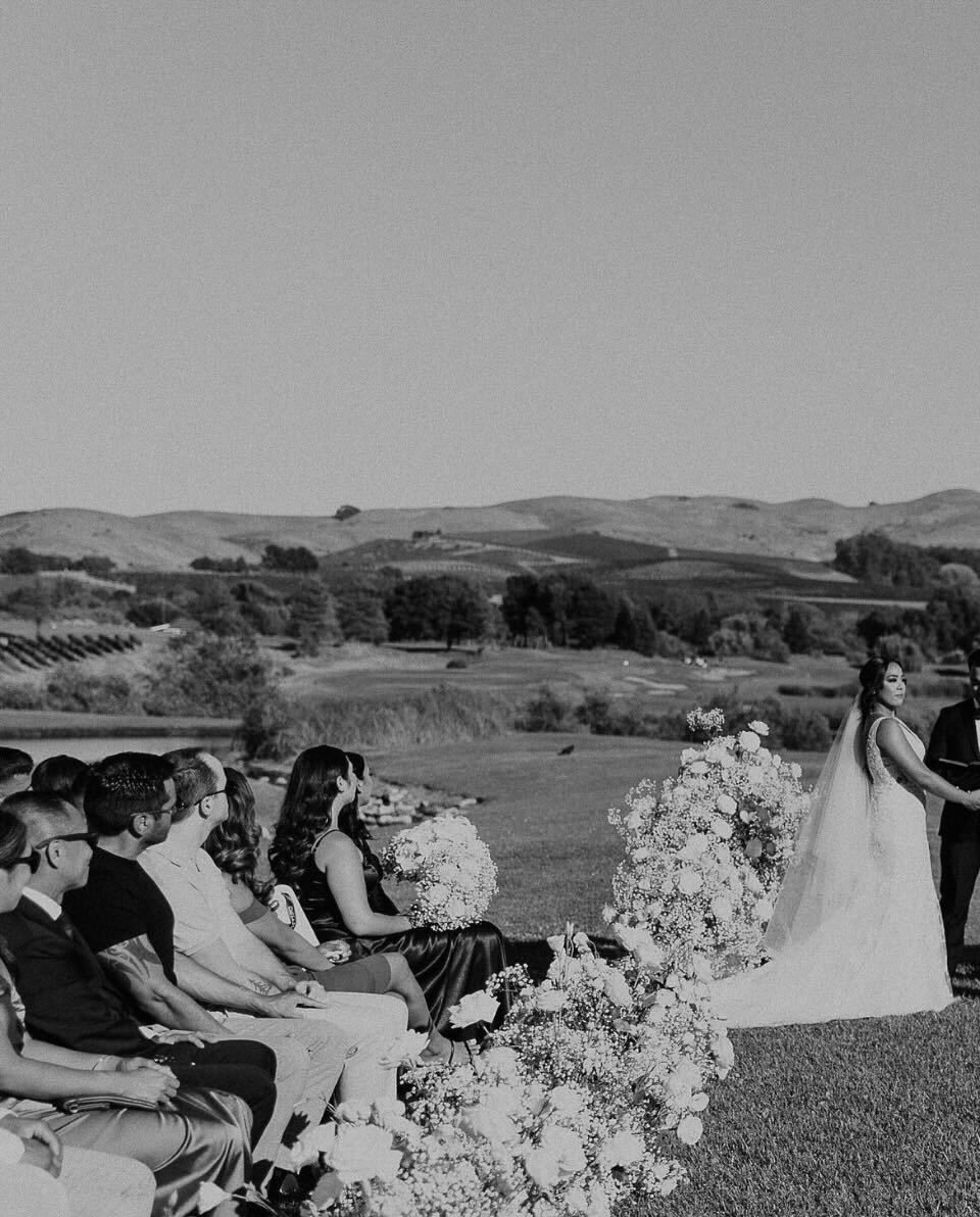 EagleVinesGC's tweet photo. #WeddingWednesday Beautiful photos from Audrey and Dominic’s special day😍 Congratulations you two!💖💍

📸 @alyssaraephoto https://t.co/qFXsUg1meH