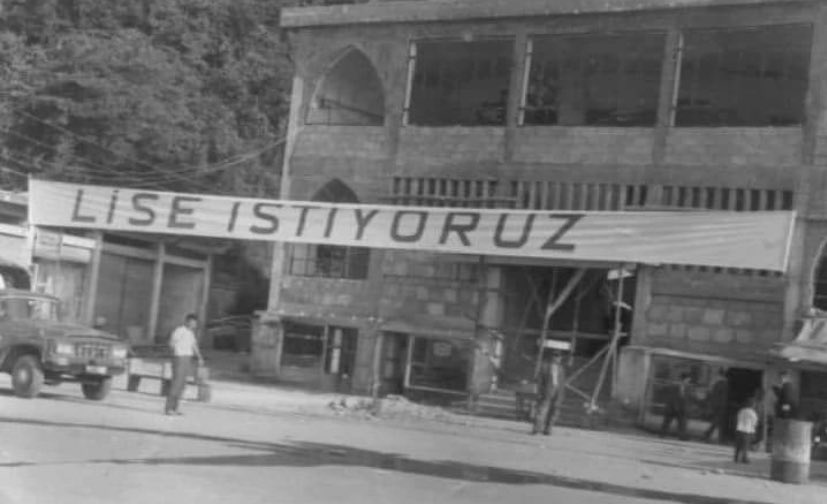 1965, Rize. Bir cami yapımı sırasında asılan pankart.