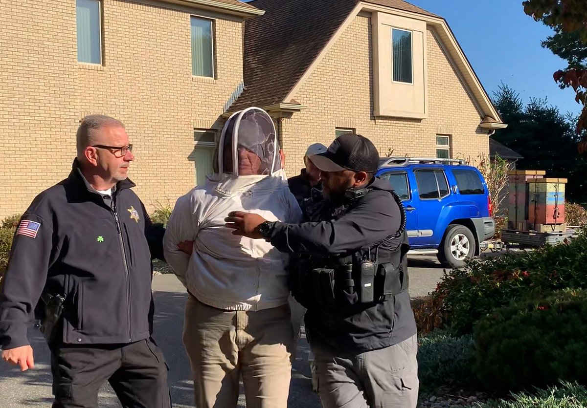 Phil_Lewis_'s tweet photo. A woman is facing multiple assault charges after allegedly unleashing a swarm of bees on police while they were attempting to serve an eviction notice

“Oh, you’re allergic? Good.”

https://t.co/5nrb389VAh https://t.co/tpzhKY7wME